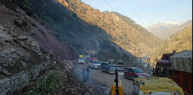 Kashmir highway reopens after 2 days; 2-way traffic to ply after several months